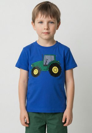 Blaues Baumwoll-T-Shirt mit einem Motiv eines grünen Traktors mit gelben Rädern vor einfachem Hintergrund, geeignet für Kinder.