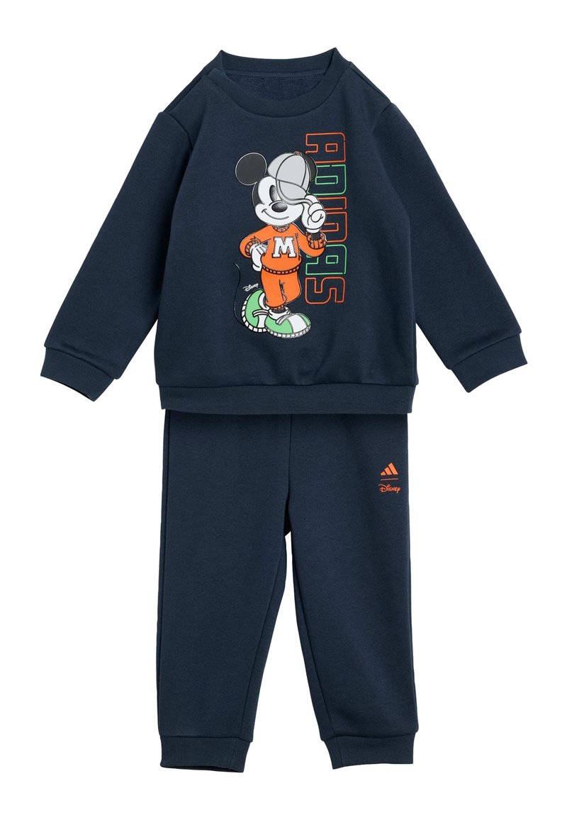 Jūras zilas sporta komplekts, kas sastāv no džemperis ar Mihaila Pelēkā grafiku un atbilstošām biksēm ar oranžu Adidas logo un akcentiem.