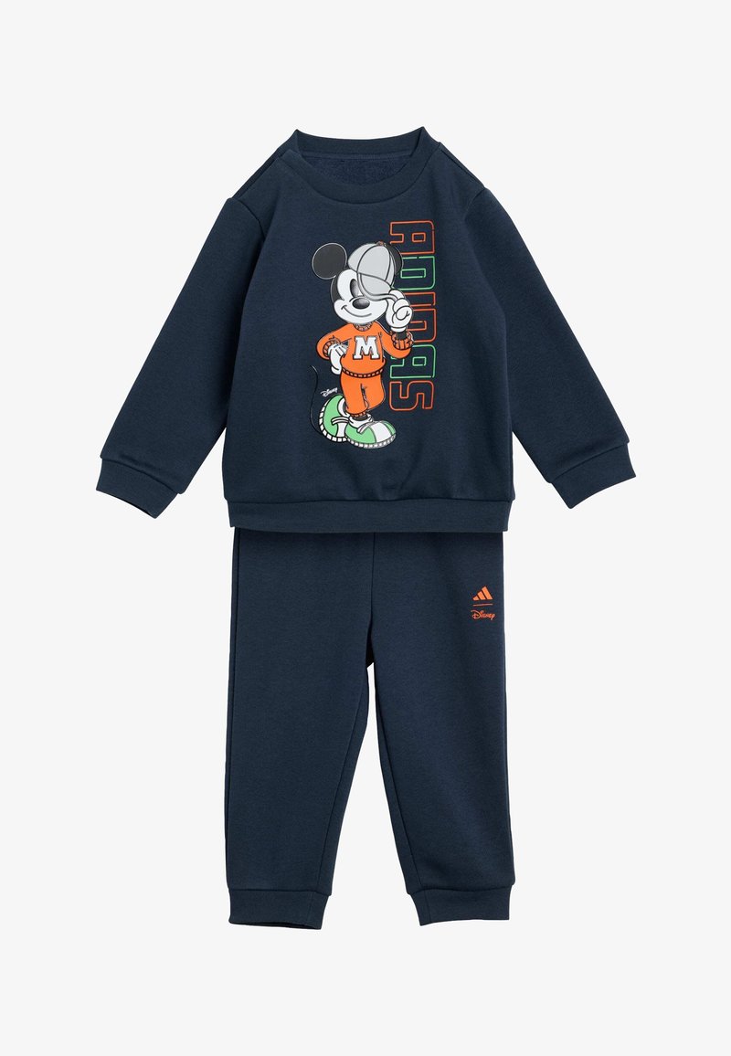 Marineblaues Sport-Set bestehend aus einem Sweatshirt mit einem Grafik von Mickey Mouse und passenden Hosen mit orangefarbenem Adidas-Logo und Akzenten.