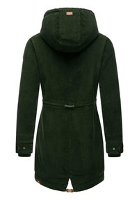 Temno zelena kordurojska jakna s kapuco, nastavljivim drawstring pasom in zapenjalnimi manšetami. Ima dva stranska razporka in logotip na hrbtni strani.