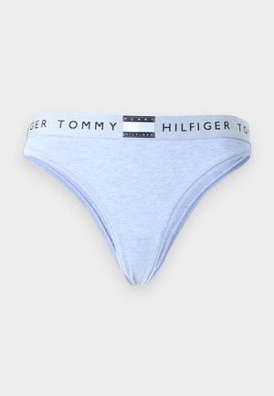 Lyseblå Tommy Hilfiger briefs med grå linning med sort "Tommy Hilfiger" tekst og centralt placeret brandlogo-patch.