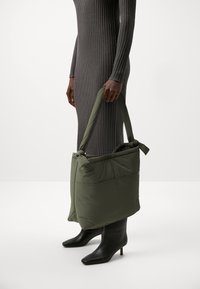 MSCH Copenhagen - ICON CROSSBODY KEY - Shopping bag - mulled basil Immagine in miniatura 1