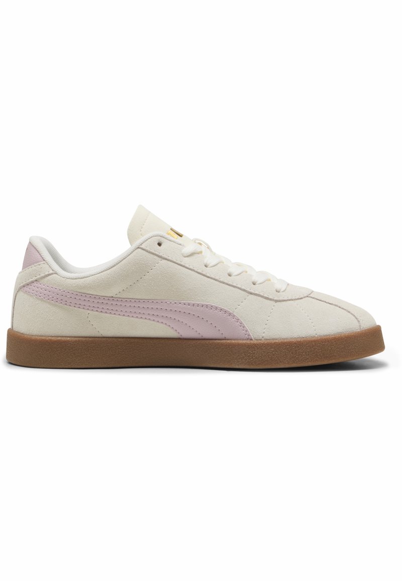 Sneakers en suède blanche avec une bande latérale rose clair et une semelle en caoutchouc marron. Comprend des lacets blancs plats et un col rembourré pour plus de confort.