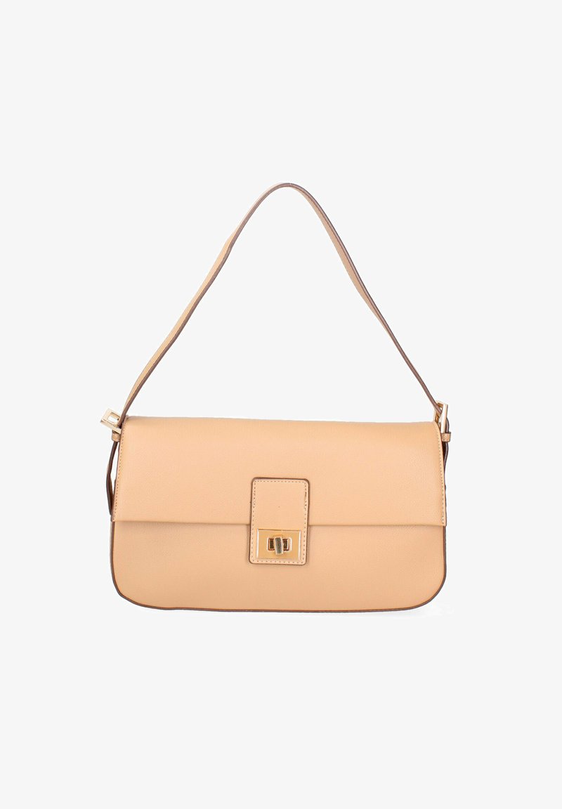 Borsa a mano in pelle beige con una texture liscia, forma rettangolare, chiusura a pattina e finiture in tono oro. Tracolla regolabile.