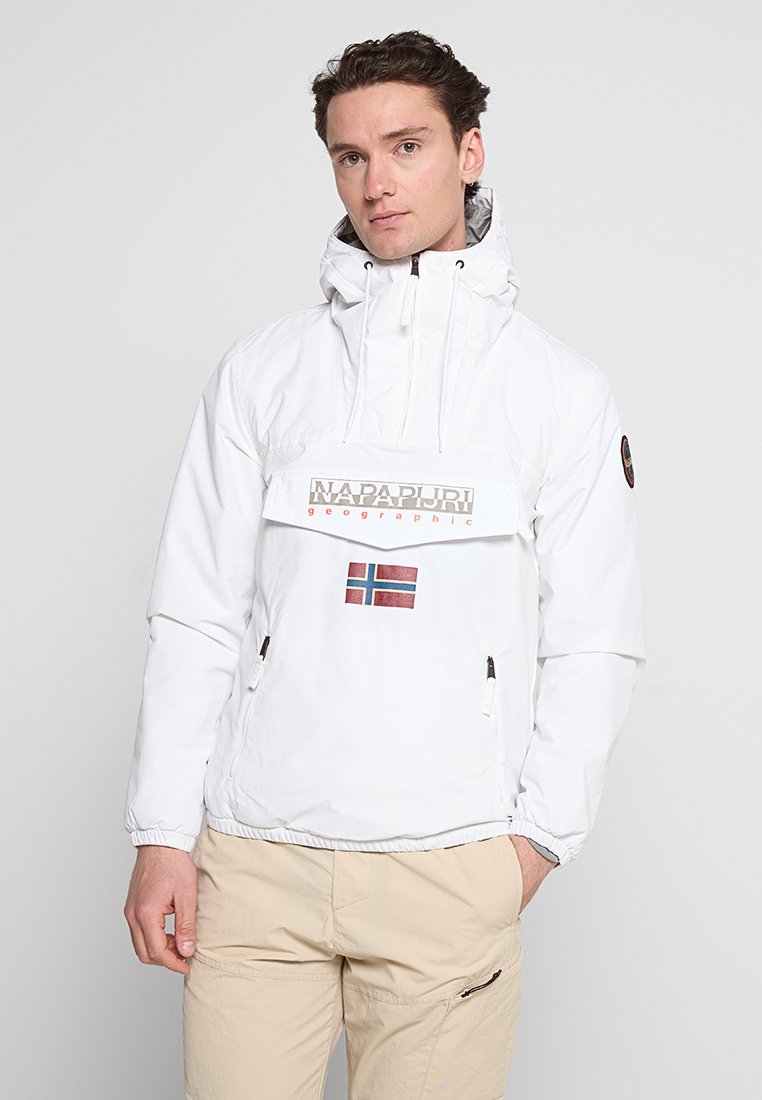 Giacca pullover bianca con tasca frontale, logo "NAPAPURI" e dettaglio della bandiera norvegese. Presenta un cappuccio regolabile e tasche laterali con zip.