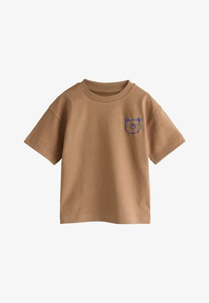 Braunes Baumwoll-T-Shirt mit rundem Ausschnitt und kurzen Ärmeln. Verziert mit einer blauen Bärenkopf-Stickerei auf der linken Brust. Weiche Textur.