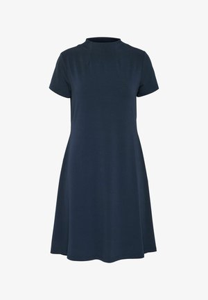 Robe bleu marine à manches courtes, en forme d'A, avec un col montant et une texture lisse, dotée de plis subtils au niveau de la poitrine et d'un ourlet au genou.