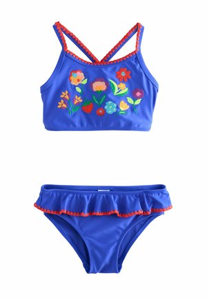 Niebieski dwuczęściowy bikini z kwiatowym haftem na górze. Posiada krzyżujące się ramiączka oraz falbany na dole, wykończone na czerwono.