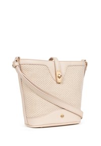 Borsa intrecciata beige con dettagli in pelle, caratterizzata da una forma strutturata, accessori in oro e una tracolla removibile per l'uso crossbody.