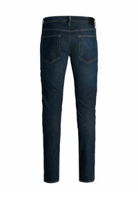 Jean en denim bleu foncé vu de dos avec deux poches arrière, une ceinture et des jambes droites sur fond blanc.