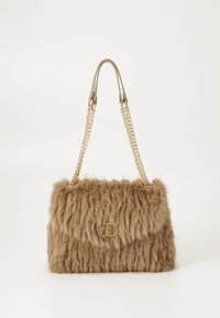Borsa in finto pelliccia marrone con una texture morbida. Presenta una tracolla in catena dorata e un logo dorato sulla parte anteriore. Forma rettangolare.