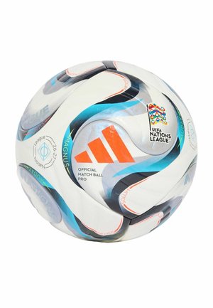 Hvid Adidas officielt kampbold med blå og sorte hvirvler og UEFA Nations League-logo i flerfarvet flagdesign.