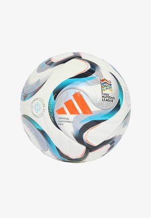 Ballon officiel de match Adidas blanc avec des spirales bleues et noires et le logo de l'UEFA Nations League dans un design de drapeau multicolore.