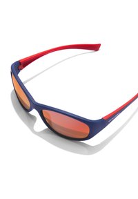 Športne sončna očala z modrim mat okvirjem in rdečimi ročaji, opremljena z oranžno obarvanimi lečami ter elegantnim, aerodinamičnim dizajnom.