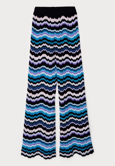 Παντελόνια με πλαϊνή γραμμή σε αποχρώσεις του μπλε, μαύρου και ροζ, με σχέδιο ζικ-ζακ, μαύρη μέση και υφή υφάσματος.