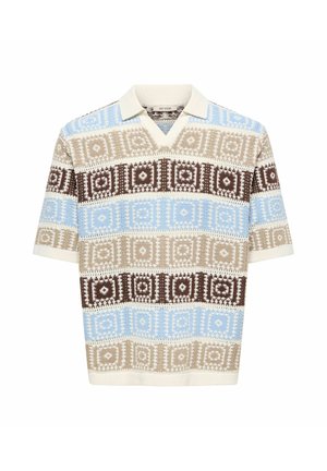 Wzorzysty polo z krótkim rękawem z dekoltem w kształcie litery V, w beżowe, jasnoniebieskie i brązowe geometrie w różnych odcieniach i teksturach.
