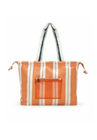 Bolso tote a rayas en naranja y blanco, hecho de tela duradera. Presenta dos asas resistentes y un bolsillo de malla frontal con cremallera.