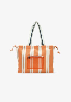 Bolso tote a rayas en naranja y blanco, hecho de tela duradera. Presenta dos asas resistentes y un bolsillo de malla frontal con cremallera.