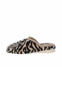 Zapatilla de casa con estampado de cebra negro y beige, hecha de tela suave con punta redondeada, plantilla acolchada y suela plana. Sin hardware o acentos visibles.