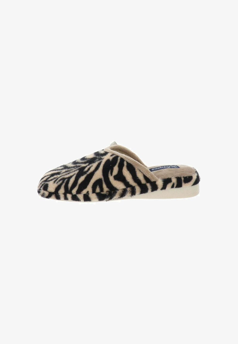 Zapatilla de casa con estampado de cebra negro y beige, hecha de tela suave con punta redondeada, plantilla acolchada y suela plana. Sin hardware o acentos visibles.
