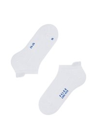 Weiße Knöchelsocken aus einem strukturierten Stoff. Mit blauem Text "FALKE COOL KICK" und Größenangaben, sowie einem teilweisen Fersendesign.