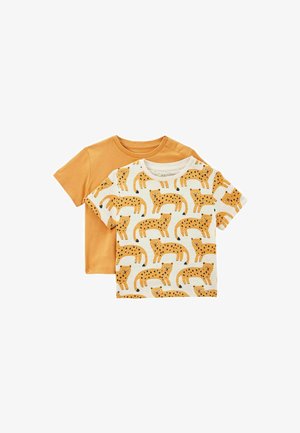 Deux t-shirts pour tout-petits : l'un de couleur jaune moutarde unie, l'autre blanc avec des motifs de léopard orange répétés et des taches noires. Tissu en coton doux.