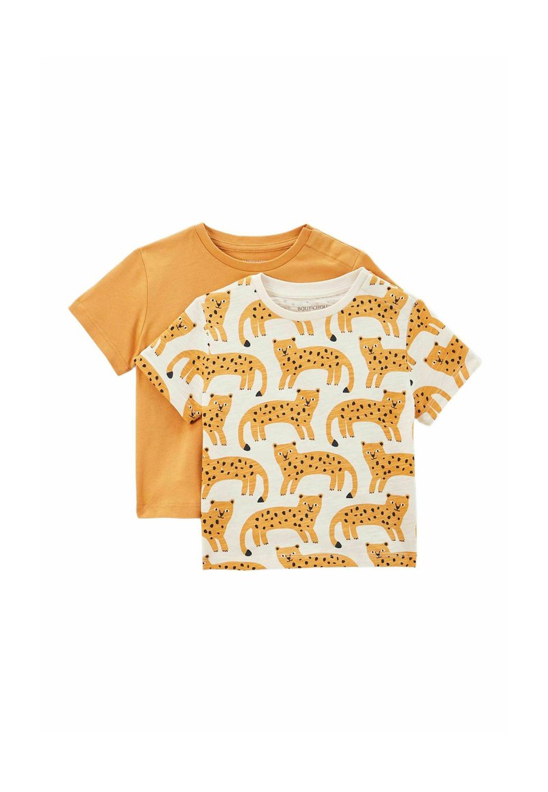 Deux t-shirts pour tout-petits : l'un de couleur jaune moutarde unie, l'autre blanc avec des motifs de léopard orange répétés et des taches noires. Tissu en coton doux.
