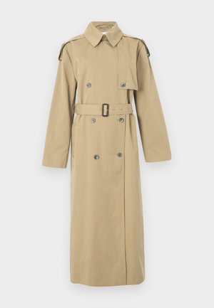 Trench coat lungo beige con bottoni doppiopetto, spalline, vita con cintura e collo ampio, mostrato su sfondo bianco.