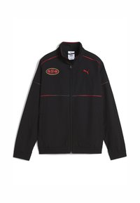 Svart jacka med röda detaljer, utrustad med krage, framdragkedja, sidofickor och en broderad logotyp på bröstet.