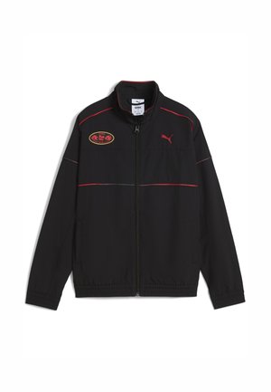 Svart jacka med röda detaljer, utrustad med krage, framdragkedja, sidofickor och en broderad logotyp på bröstet.