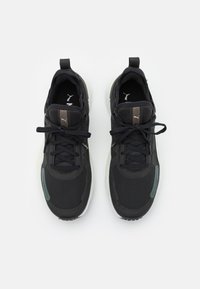 Černé sportovní boty s vrchní částí z prodyšného materiálu, šněrováním, šedými akcenty a texturovanou podrážkou. Navrženo pro pohodlí a flexibilitu při pohybu.