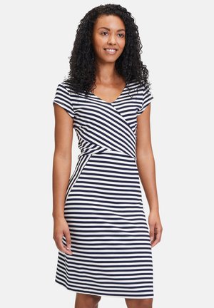 Gestreiftes Kleid mit schmalen navyblauen und weißen horizontalen Streifen, kurzen Ärmeln, V-Ausschnitt und einem Wickeldesign in der Taille, aus einem weichen Stoff gefertigt.