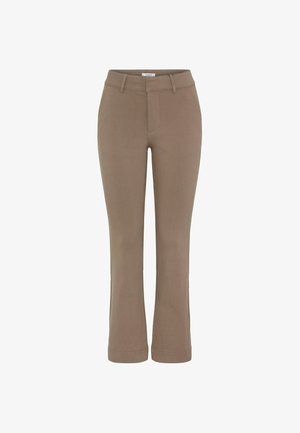 Brūni taisnie bikses ar plakanu priekšpusi, jostas cilpiņām un tīru apakšmalu. Audums izskatās gluds un strukturēts, piemērots ikdienas valkāšanai.