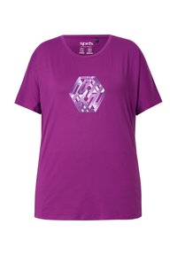 Paarse sport t-shirt gemaakt van ademend materiaal met een hexagonaal grafisch ontwerp in tinten van lichtpaars aan de voorkant. Korte mouwen.