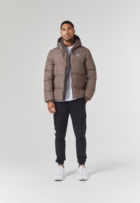CLOSURE London LOGO RACER PUFFER JACKET - Ziemas jaka - brown