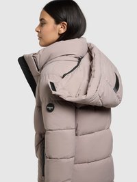 Gepolsterte Jacke aus weichem Taupe-Stoff mit hohem Kragen, übergroßer Kapuze und schwarzen Reißverschlüssen. Mit Logo-Patch am Ärmel und strukturierter Oberfläche.