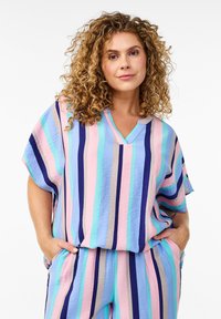 Gestreepte co-ord set in pastelkleuren, met blauwe, roze en marineblauwe strepen. Korte mouwen, V-hals ontwerp, lichtgewicht stof.