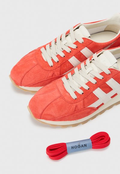 Punane sametist tossud valgete aktsentide ja kreemjate nööpidega, millel on tekstureeritud ülemine osa ning kummist talla. Includes a red shoelace.