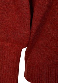 Czerwony sweter z dzianiny z detalem przedstawiającym teksturowany materiał, prążkowane mankiety i miękkie wykończenie. Kolor jest głęboki, bogaty, z subtelnymi wariacjami.