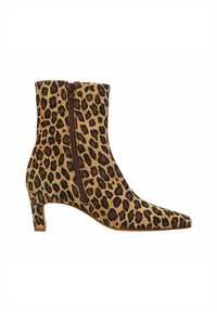 Stiefelette mit Leopardenmuster, spitz zulaufender Zehenpartie, Reißverschluss, weichem Material und einem Blockabsatz von 6,5 cm. In einem Beigen und Braunen Farbschema.