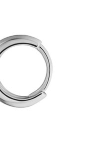 Sølvmetallring med et glatt, sirkulært design som har en unik åpen seksjon, med en polert og reflekterende overflate.