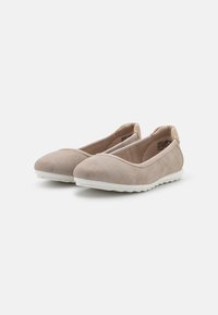 Ballerines beige clair à enfiler avec une tige texturée et une semelle blanche lisse. Le bout arrondi et le design minimaliste renforcent la polyvalence.