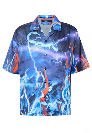 Kurzärmeliges Hemd zum Knöpfen mit blauen und orangefarbenen Flammen, elektrischem Blitz und Skorpion-Grafiken auf einem dunklen, stürmischen Hintergrund.