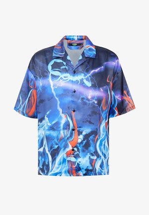 Chemise à manches courtes avec boutons, ornée de flammes bleues et orange, d'éclairs électriques et de motifs de scorpion sur un fond sombre et orageux.