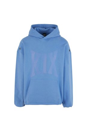 Blå hættetrøje lavet af blødt stof med et stort "K1X" logo i en lysere nuance på forsiden, en kængurulomme og en hætte med snøre.
