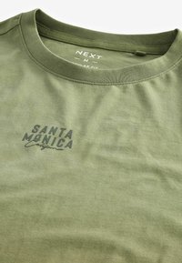 Next DIP DYE REGULAR FIT - Triko s potiskem - green