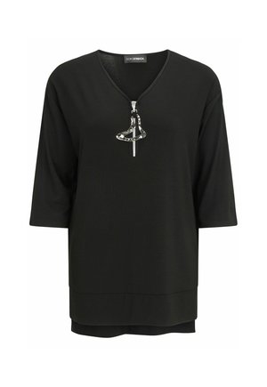 Schwarzes Dreiviertelarm-Oberteil mit V-Ausschnitt und silbernem Reißverschluss-Schieber in Form einer abstrakten, geschwungenen Form auf der Vorderseite in der Mitte.