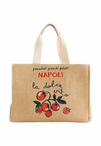Geantă de umăr bej țesută, cu un grafic de roșii roșii și textul "pomodori freschi pelati Napoli" în negru, având două mânere de culoare crem.