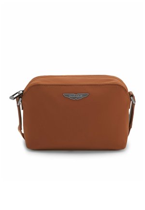 Brun rektangulær læder toilettaske med lynlåslukning og metal Aston Martin-logo foran.