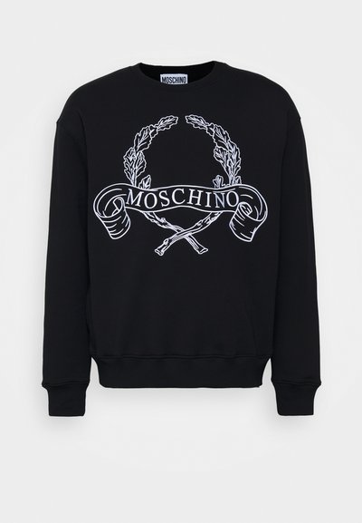 Fekete pulóver, fehér laurel koszorúkat és keresztbe tett kardokat ábrázoló grafikával, középen "MOSCHINO" felirattal egy szalagon. Klasszikus kerek nyakú fazon.